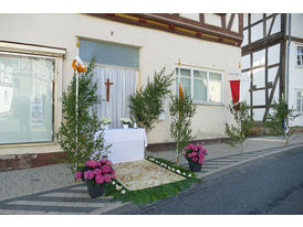 Fronleichnamsaltäre in den Naumburger Straßen (© Karl-Franz Thiede)